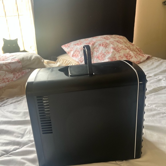 New mini refrigerator by Frigidaire - Picture 4 of 12